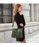 Bolso tote casual en tono verde oliva con correas de hombro y correa cruzada.