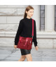 Bolso tote rojo con correas marcadas y correa cruzada desmontable.